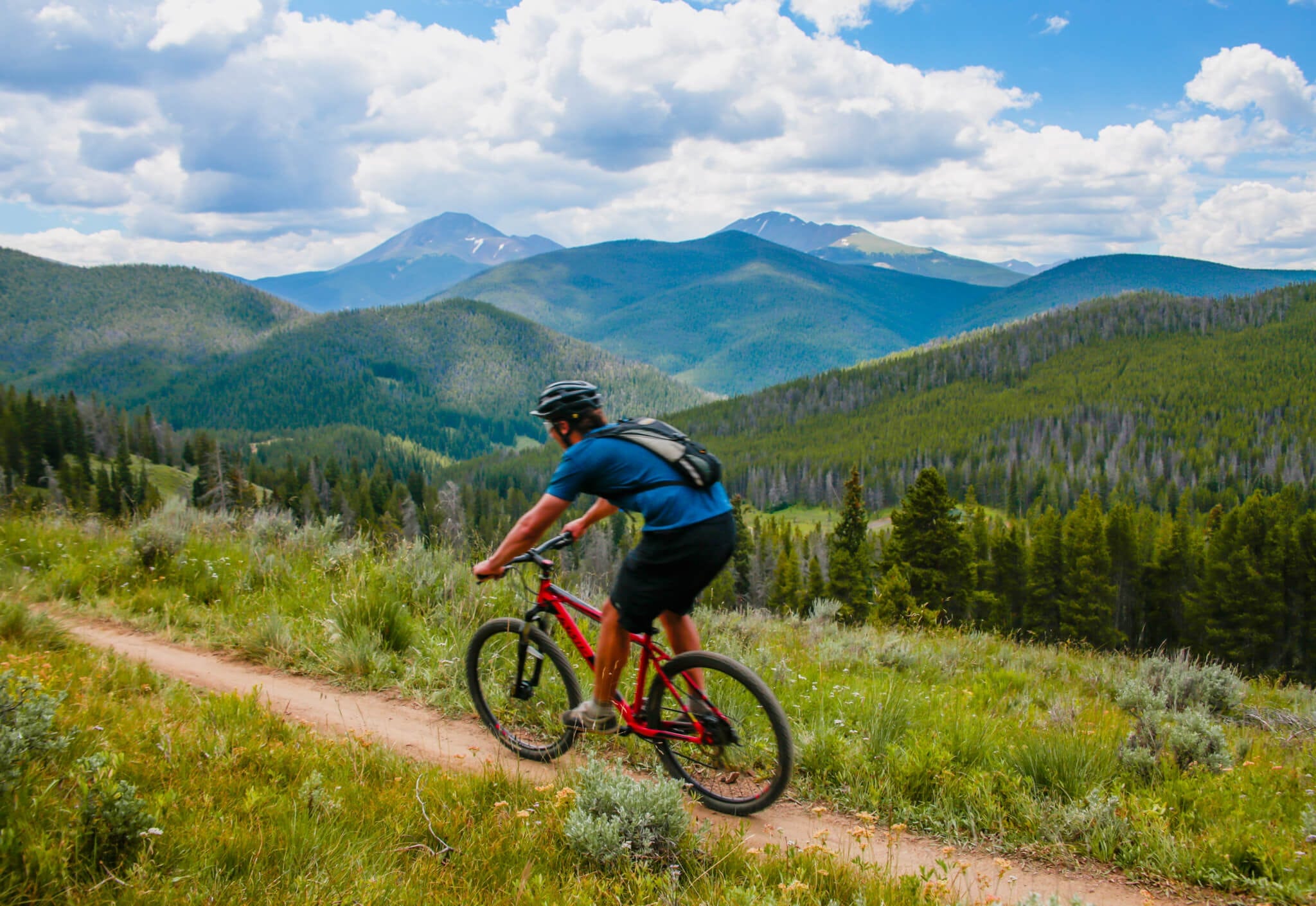 A mountain biker on the Colorado Trail, one of the classic mountain biking trails in Breckenridge.